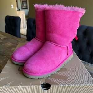 UGG Bailey Bow Pink Boots, size 5